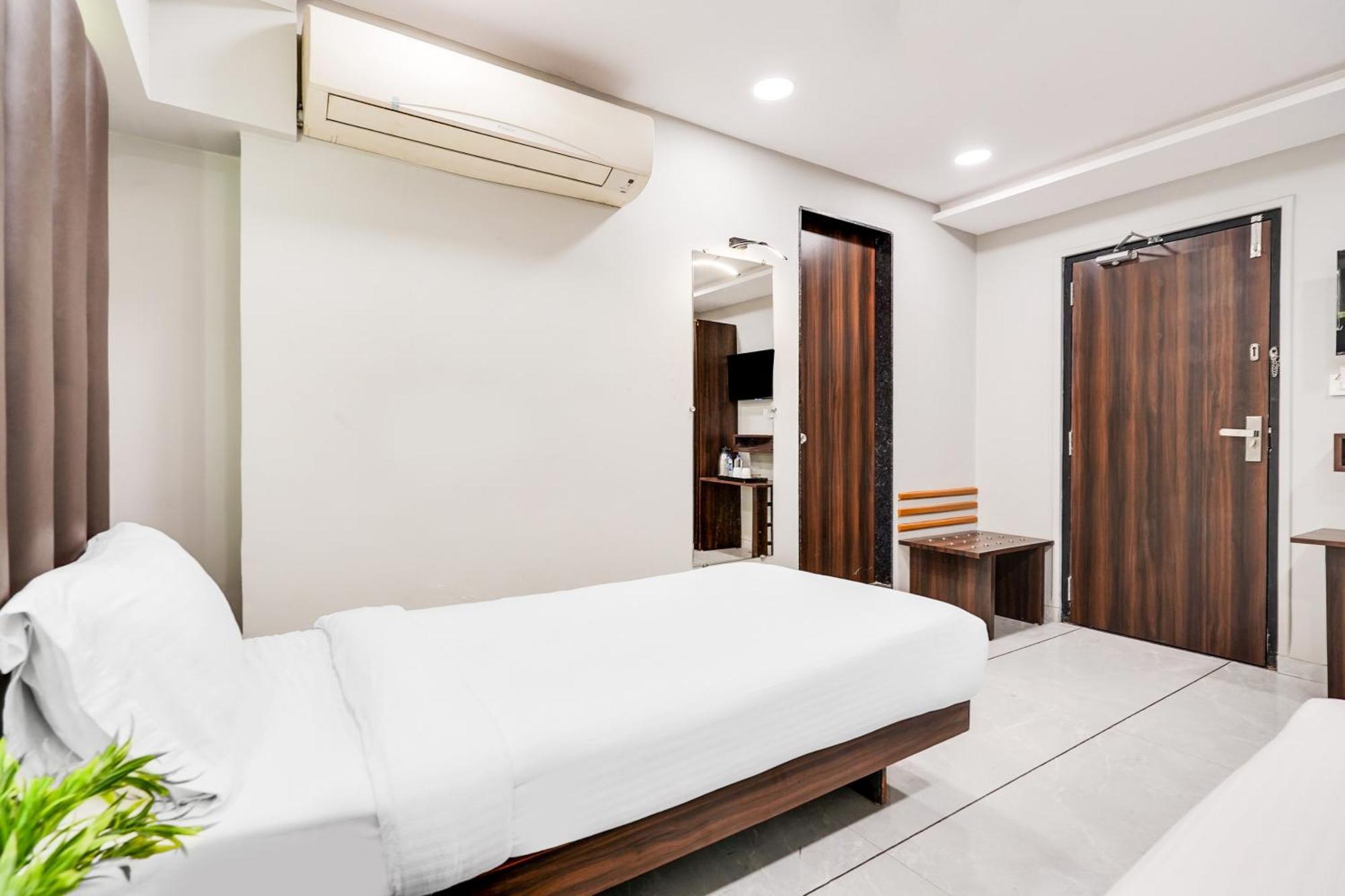Hotel Palette Country Club Surate Extérieur photo